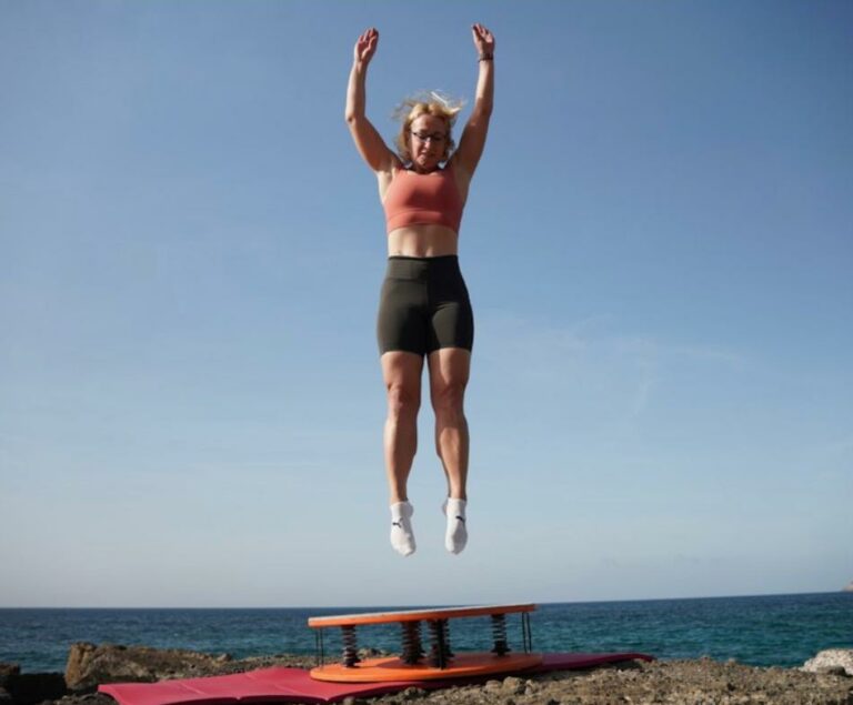 Sprungkrafttraining im Freien: explosiver Absprung auf dem Jumpmaster bei fester Federspannung